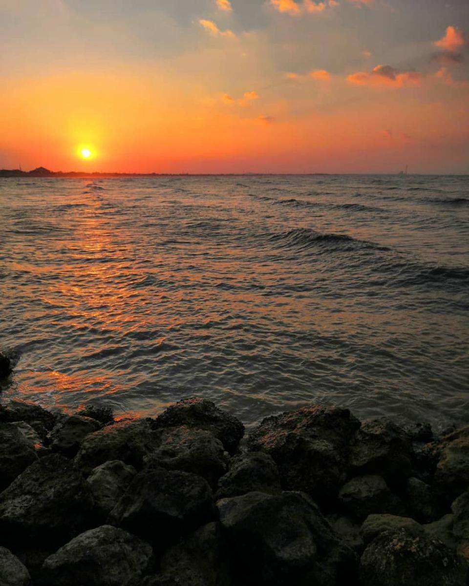 potret panorama sunset di Pantai Boom Tuban (instagram.com/bimobeprasetyo)