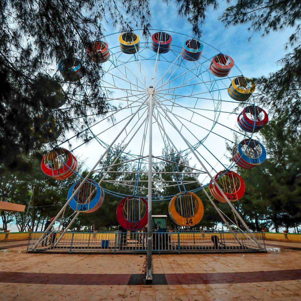 potret wahana bianglala di Pantai Boom Tuban (instagram.com/wisata_tuban)