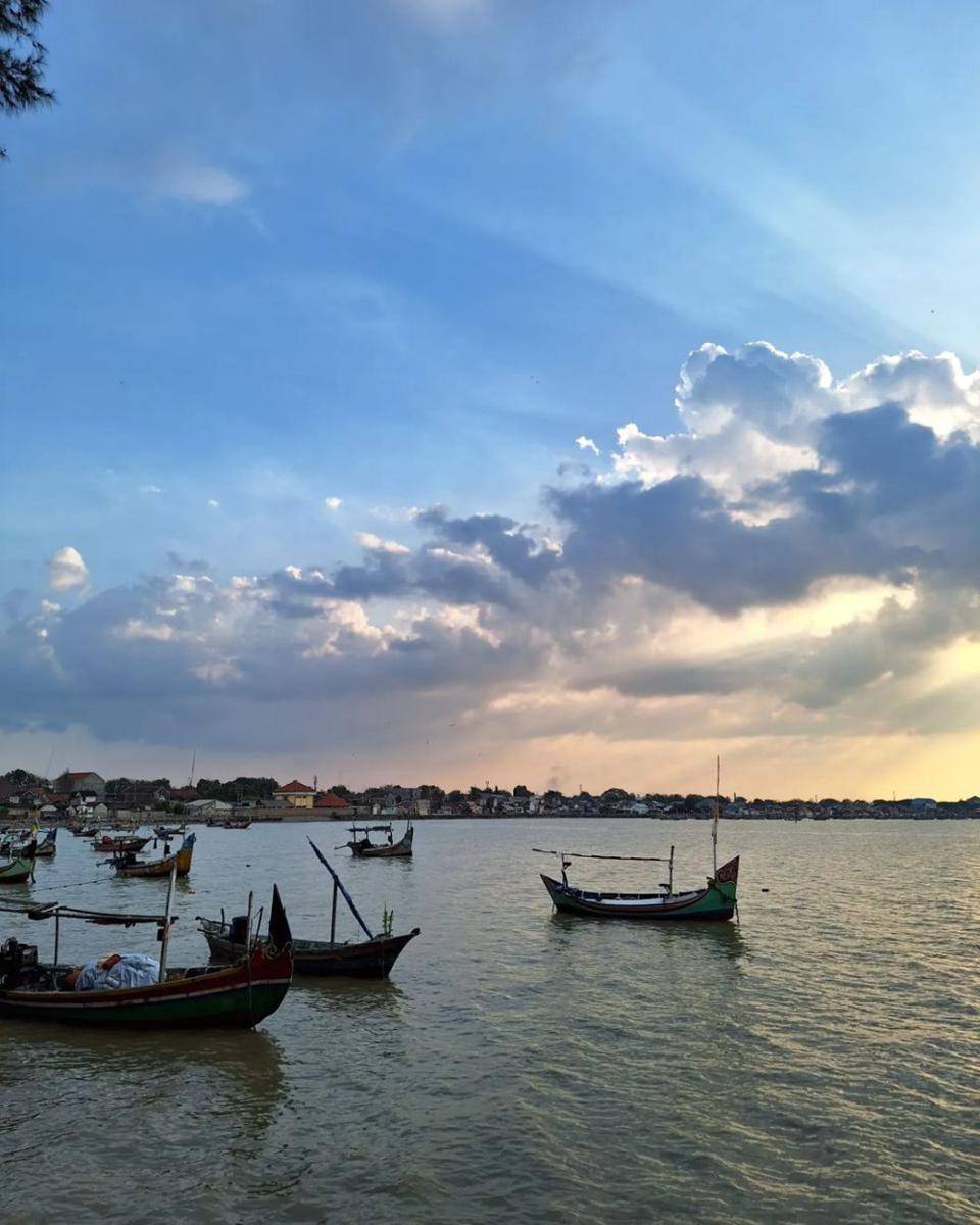 potret perahu nelayan di kawasan Pantai Boom Tuban (instagram.com/initania06)