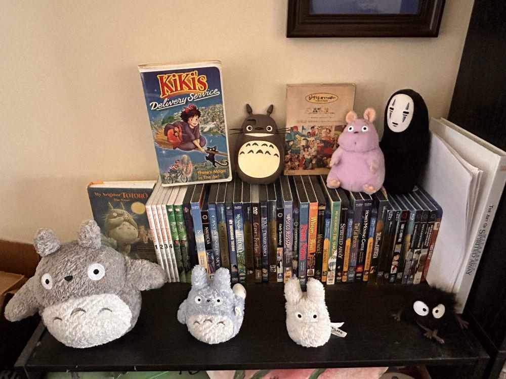 8 Potret Koleksi Bertema Ghibli, Ada Buku Hingga Boneka Totoro