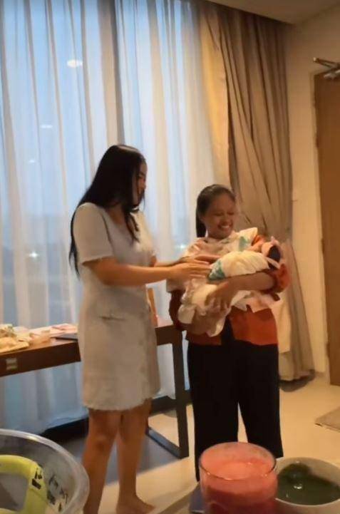 Titi Kamal besuk Tengku Dewi (Instagram.com/titi_kamall)
