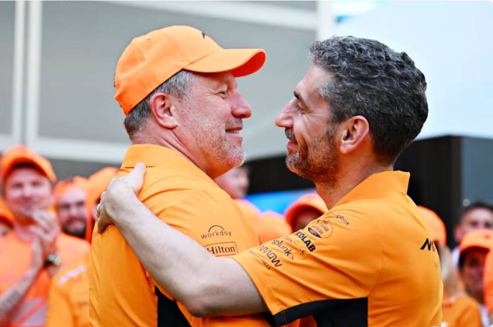 Andrea Stella (kanan) dan Zak Brown (kiri) (formula1.com)