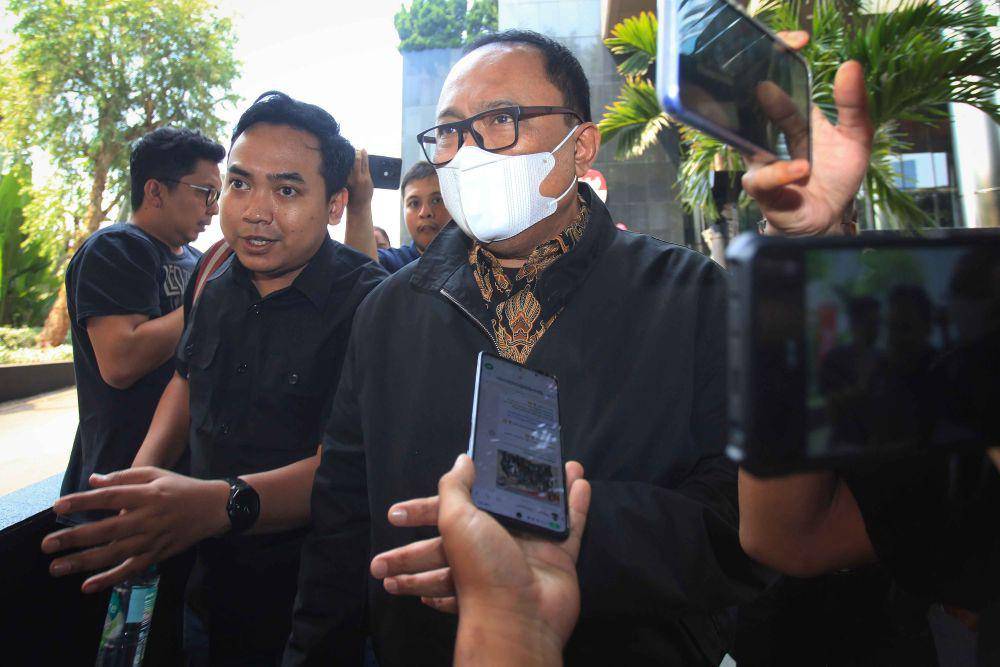 Suami Wali Kota Semarang Hevearita Gunaryanti Rahayu, Alwin Basri berjalan usai menjalani pemeriksaan sebagai saksi di Gedung Merah Putih KPK, Jakarta, Selasa (30/7/2024). (ANTARA FOTO/Reno Esnir)