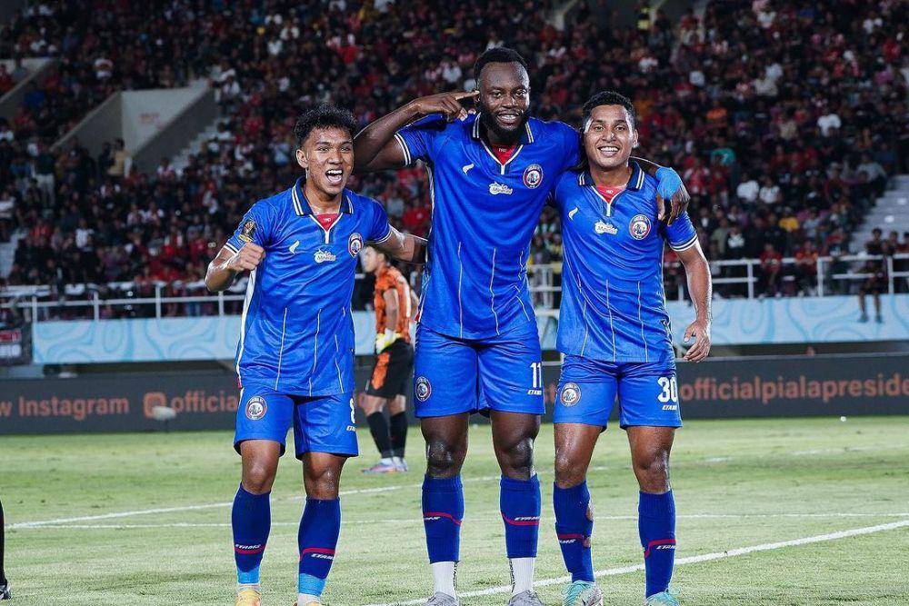 Pemain Arema FC dalam laga melawan Persis Solo pada semifinal Piala Presiden 2024. (instagram.com/aremafcofficial)