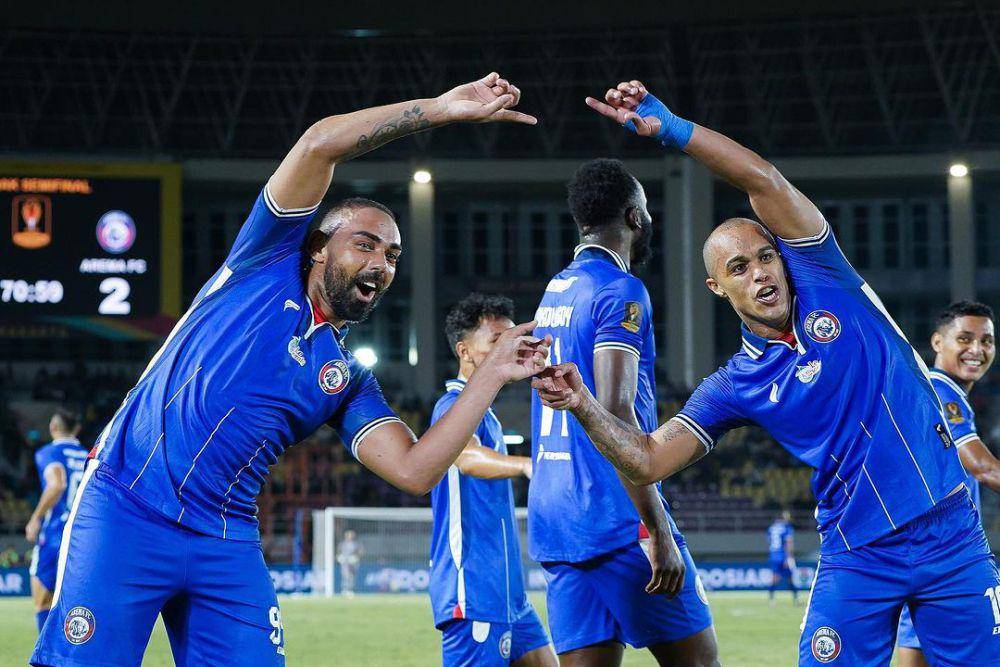 Perayaan gol pemain Arema FC dalam laga melawan Persis Solo pada semifinal Piala Presiden 2024. (instagram.com/aremafcofficial)