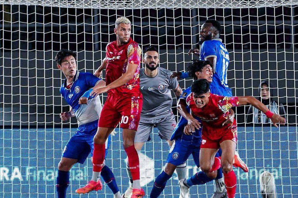 Arema FC dalam laga melawan Persis Solo pada semifinal Piala Presiden 2024. (instagram.com/aremafcofficial)