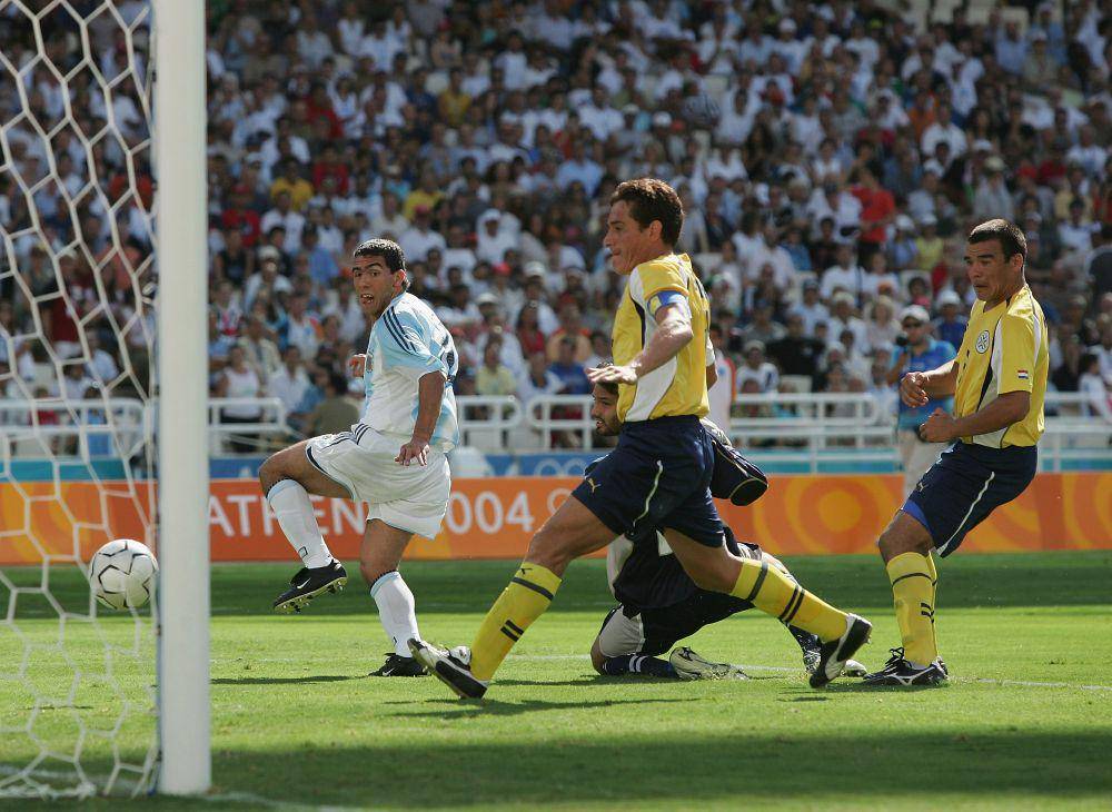 Carlos Tevez mencetak gol ke gawang Paraguay pada final Olimpiade 2004. (twitter.com/FIFAcom)