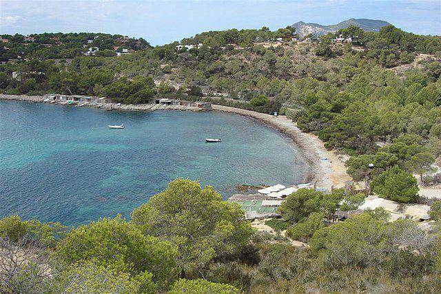 potret Cala Jondal di Ibiza, Spanyol (commons.wikimedia.org/anibal amaro)