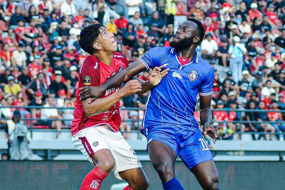 Charles Lokolingoy (kanan) dalam laga melawan Bali United di Piala Presiden 2024. (instagram.com/aremafcofficial)