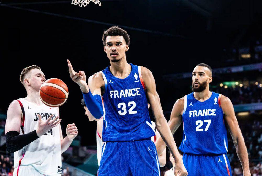 Victor Wembanyama dalam laga kontra Jepang di Olimpiade 2024. (fiba.basketball)
