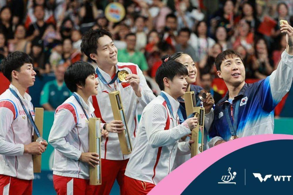 Atlet Korea Utara dan Korea Selatan foto bersama di podium ganda campuran Tenis Meja Olimpiade 2024 Paris (X.com/@WTTGlobal)