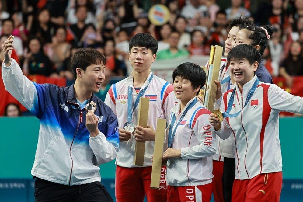 Atlet Korut dan Korsel Selfie Bareng di Olimpiade 2024 Paris