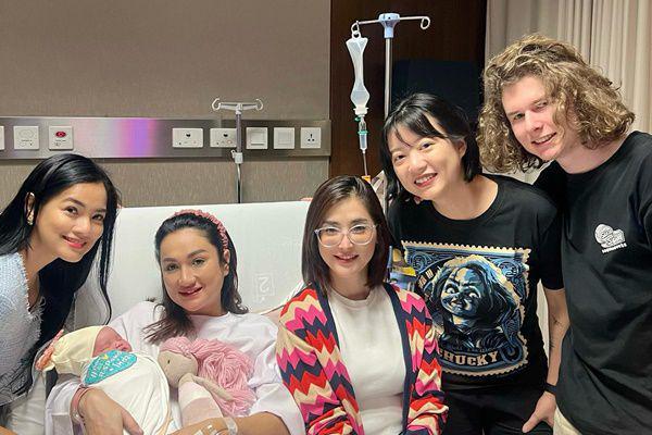 7 Potret Titi Kamal Jenguk Tengku Dewi Melahirkan, Drama Salah RS!