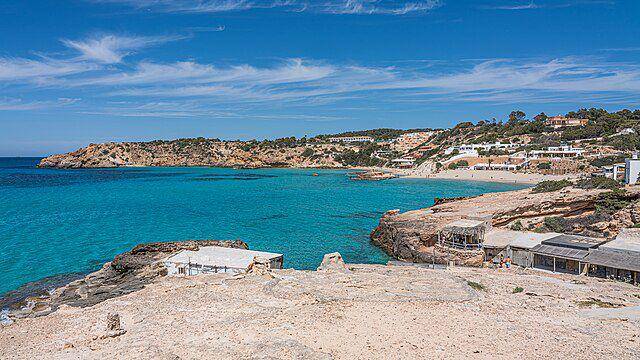 potret Cala Tarida di Ibiza, Spanyol (commons.wikimedia.org/A.Savin)