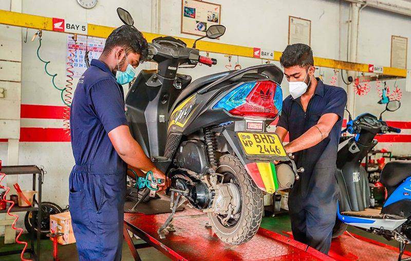 ilustrasi servis ringan motor matic (regalholdings.lk)