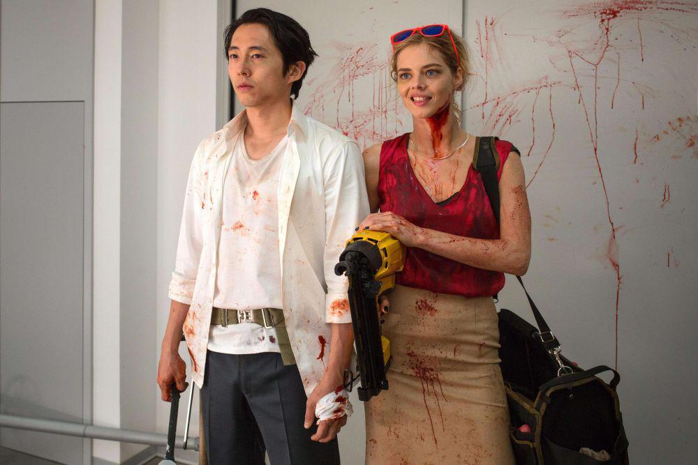 Steven Yeun dan Samara Weaving dalam film Mayhem. (dok. RLJE Films/Mayhem)