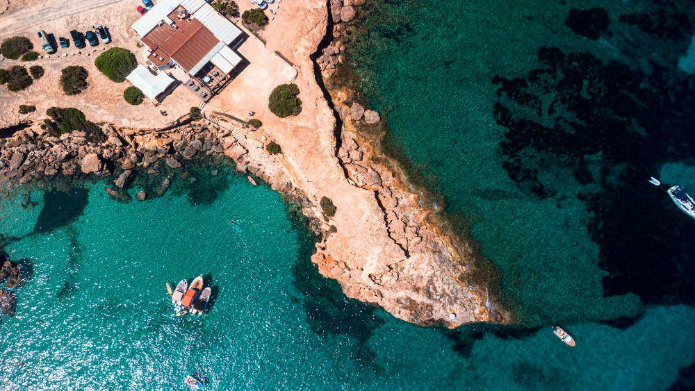 potret Cala Bassa di Ibiza, Spanyol (unsplash.com/Karol Chomka)