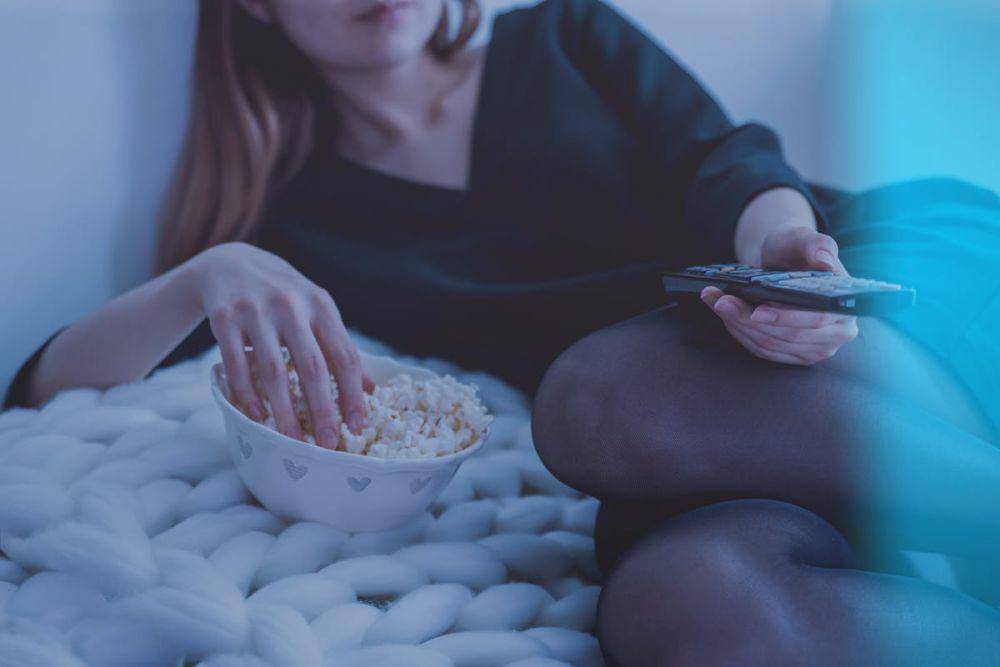 ilustrasi menggunakan remote televisi (pexels.com/JESHOOTS.com)