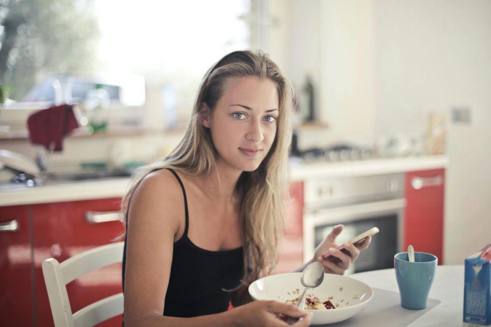 ilustrasi wanita mengonsumsi makanan mengandung gluten (pexels.com/Andrea Piacquadio)