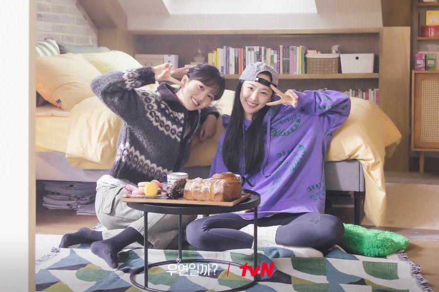 Kim So Hyun dan Kim Da Som di balik layar Serendipity's Embrace (dok. tvN/Serendipity's Embrace)