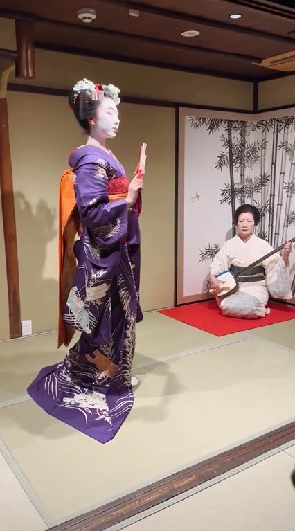 Chelsea Olivia dan Glenn rayakan ultah dan anniversary dengan Geisha (instagram.com/glennalinskie)