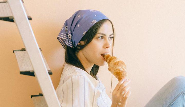 ilustrasi orang makan roti (pexels.com/Nathan Cowley)