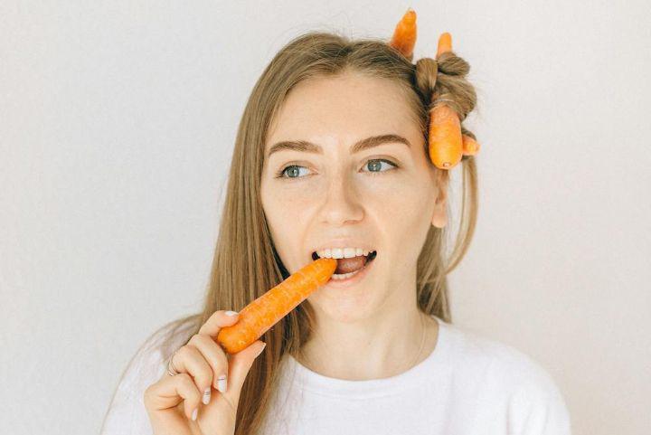 ilustrasi orang makan sayuran mentah (pexels.com/Nataliya Vaitkevich)