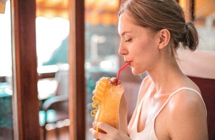 ilustrasi wanita meminum jus buah (pexels.com/Andrea Piacquadio)
