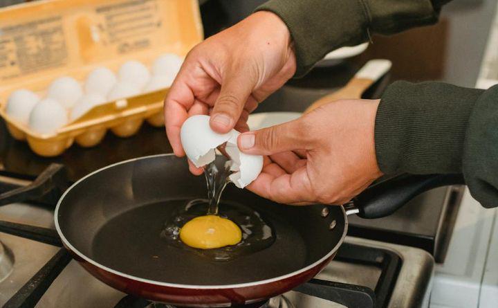 ilustrasi seseorang memasak telur (pexels.com/Amina Filkins)