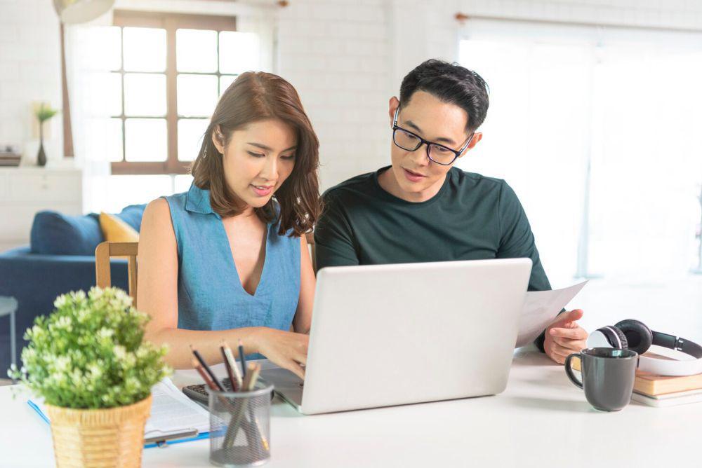 ilustrasi ikut kelas online bersama pasangan (freepik.com/our-team)