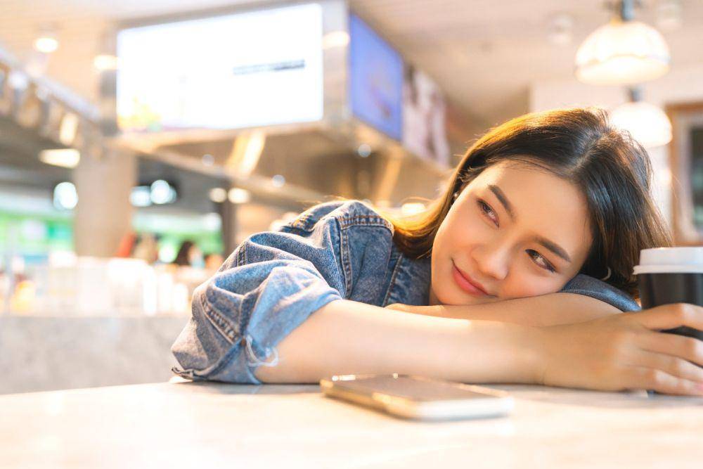 Ilustrasi wanita bersantai di mall (freepik.com/Lifestylememory)