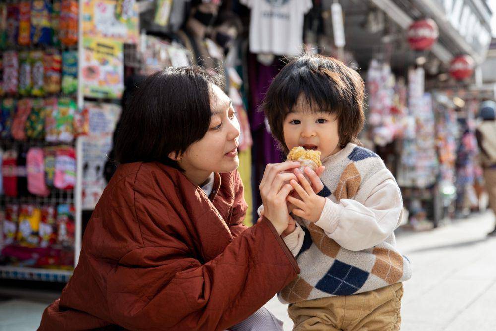 Ilustrasi ibu menyuapi anak makan (freepik.com/freepik)