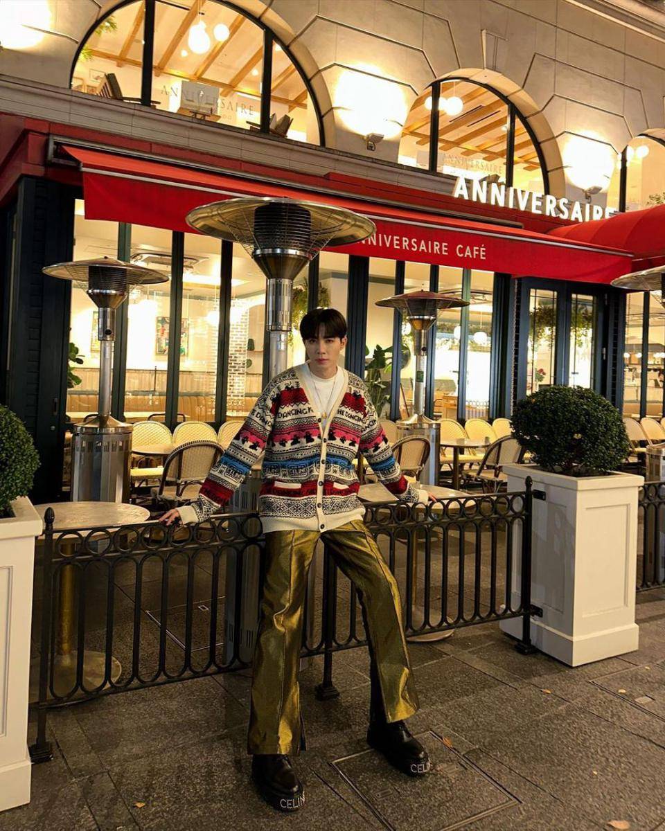 outfit street wear ala Zee Pruk Panich (instagram.com/zeepruk)
