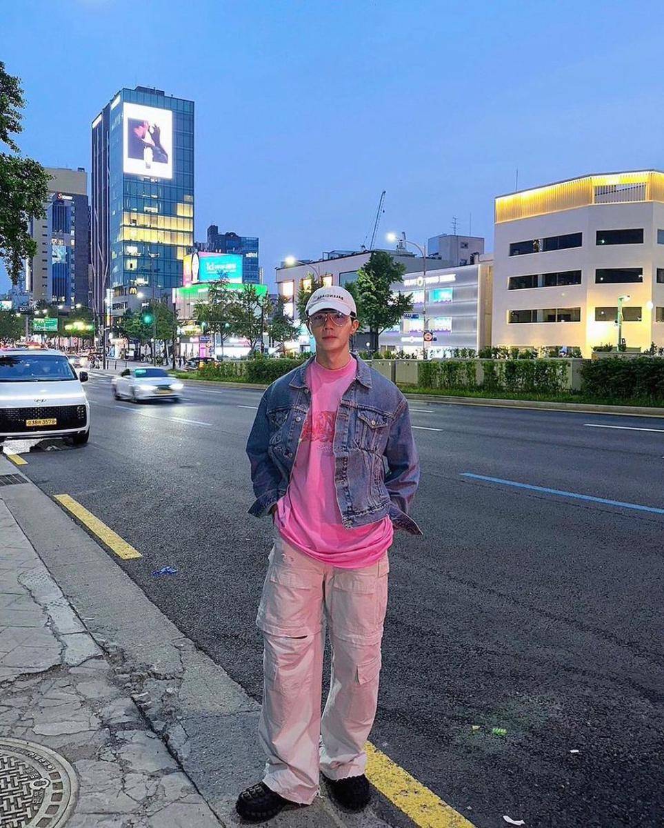 outfit street wear ala Zee Pruk Panich (instagram.com/zeepruk)