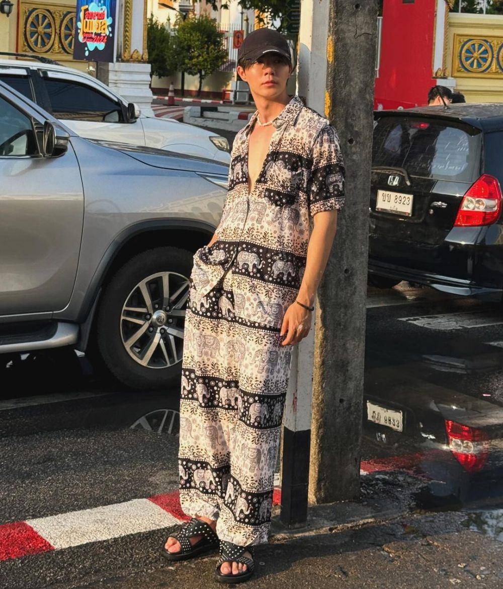outfit street wear ala Zee Pruk Panich (instagram.com/zeepruk)