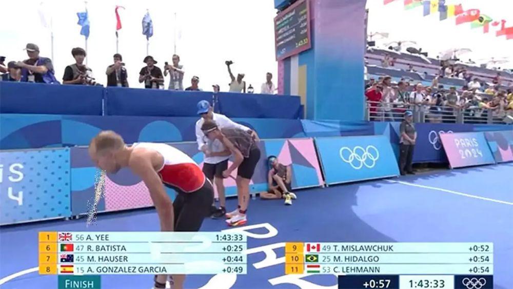 Atlet olimpiade paris muntah di siaran langsung setelah berenang di sungai seine. (BBC.com/live)
