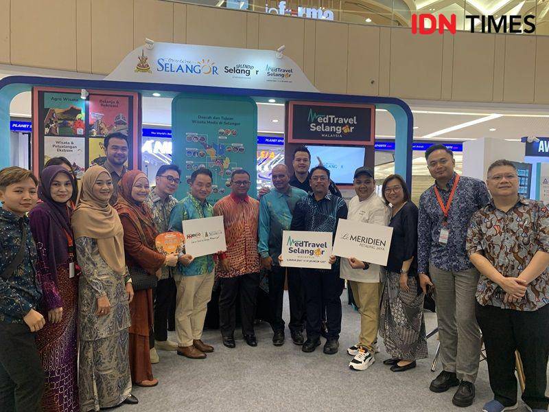 Dato' Seri Amirudin Shari (baju oranye) bersama tim Tourism Selangor dalam acara MH Expo Selangor Week 2024 di Surabaya (IDN Times/Fasrinisyah Suryaningtyas)