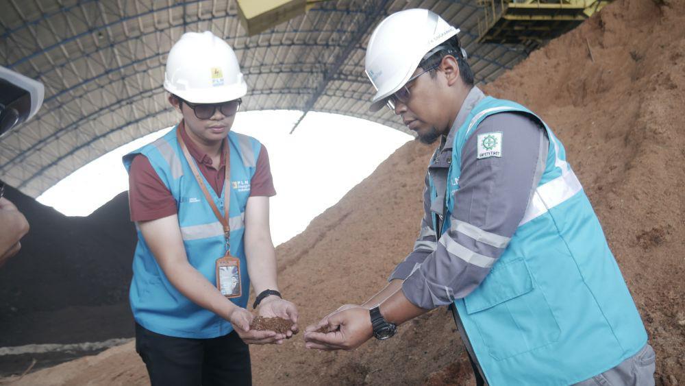 Manajer PLN IP UBP Singkawang Slamet Muji Raharjo (kanan) tengah memastikan kualitas biomassa _sawdust_ pada PLTU Bengkayang yang kini telah menjalankan program _cofiring_ sebesar 10 persen dari total energi primer yang digunakan. (Dok/Istimewa).