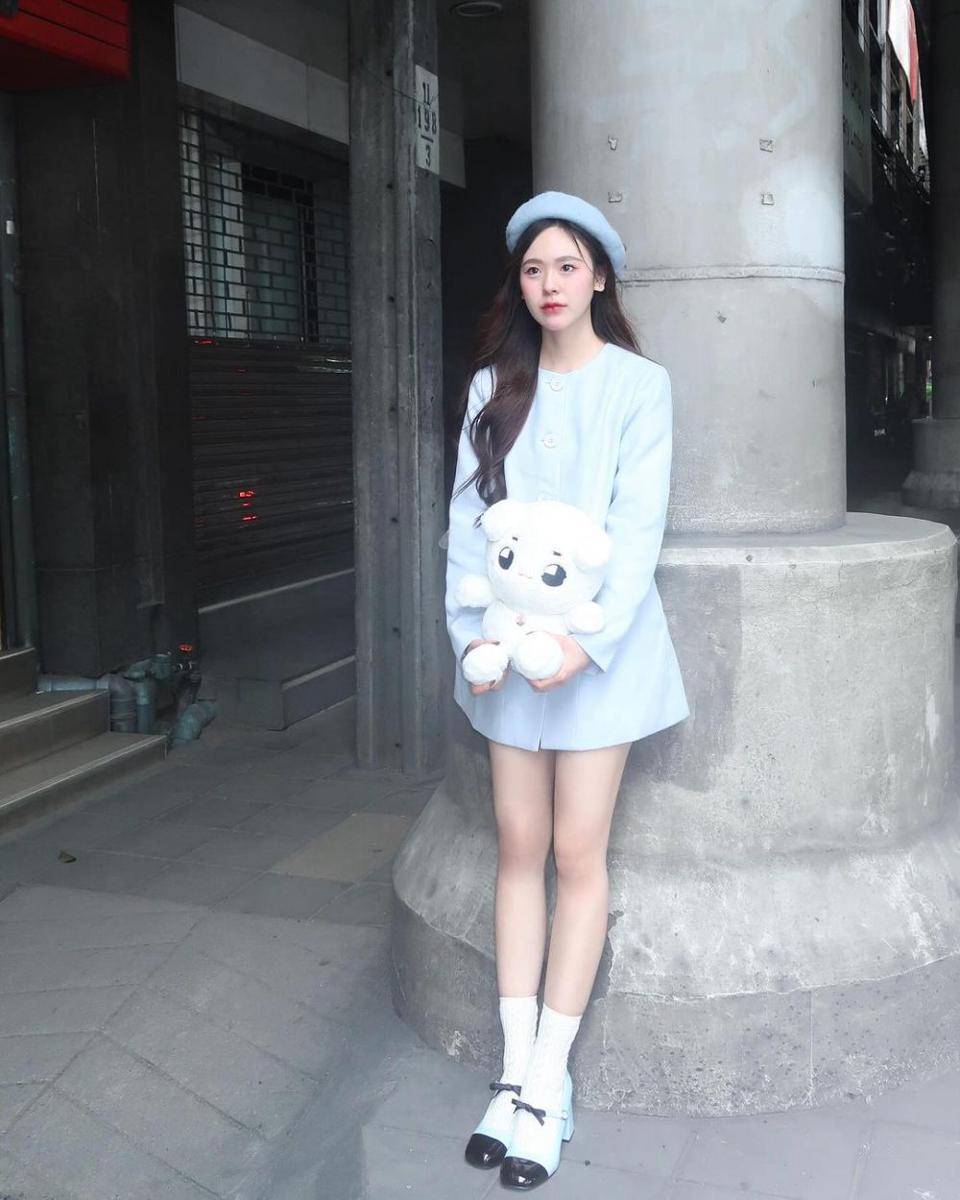 OOTD dengan beret hat ala June Wanwimol (instagram.com/junewanwimol19)
