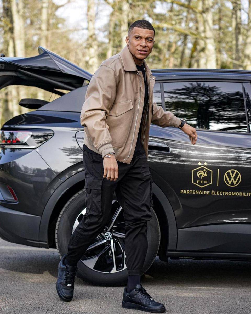 ragam layering style ala Kylian Mbappe (instagram.com/k.mbappe)