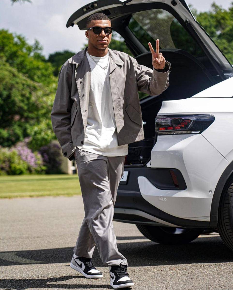 ragam layering style ala Kylian Mbappe (instagram.com/k.mbappe)