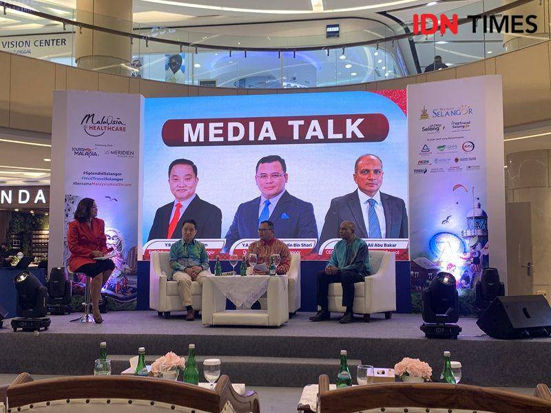 Potret Dato Ng Suee Lim, Dato' Seri Amirudin Shari, dan Dr Mohamed Ali Abu Bakar dalam acara pembukaan MH Expo Selangor Week 2024 di Surabaya (IDN Times/Fasrinisyah Suryaningtyas)