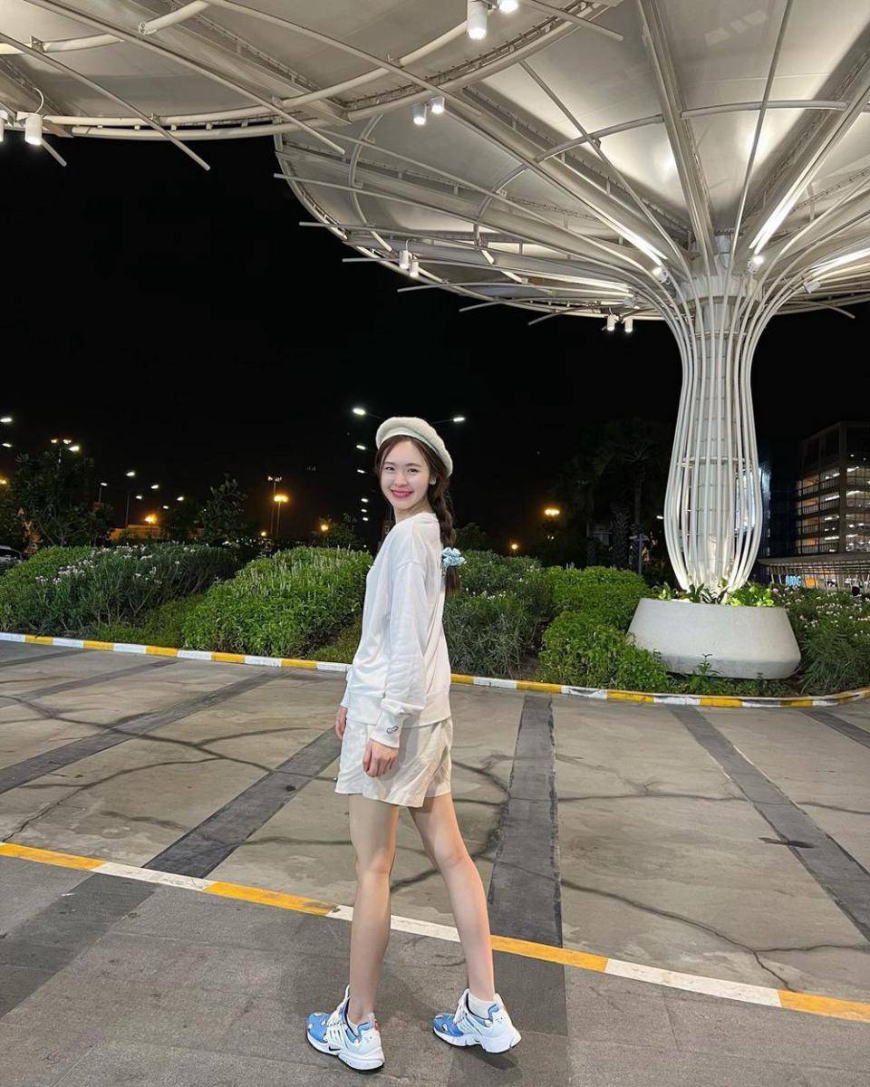 OOTD dengan beret hat ala June Wanwimol (instagram.com/junewanwimol19)