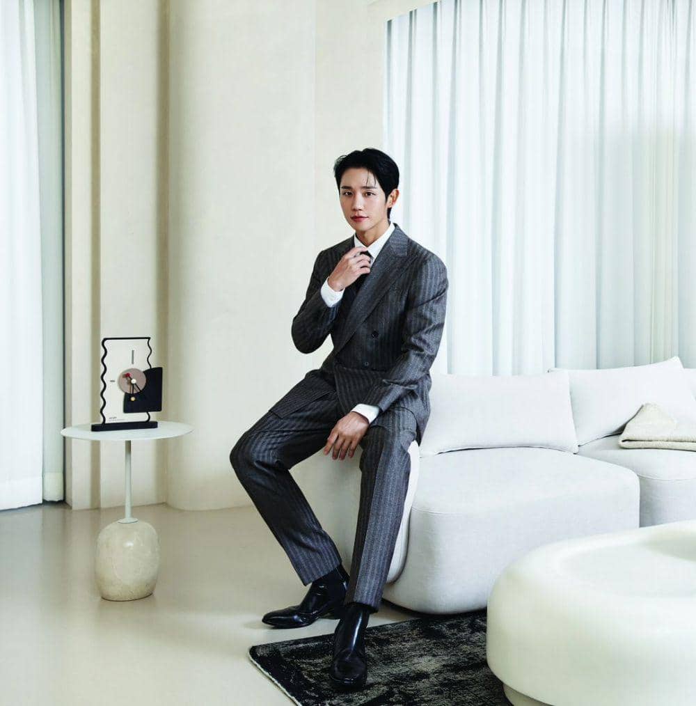 Jung Hae In (instagram.com/holyhaein)
