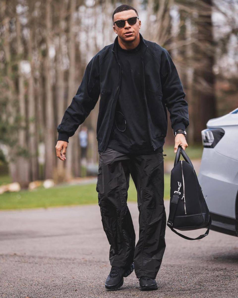 ragam layering style ala Kylian Mbappe (instagram.com/k.mbappe)