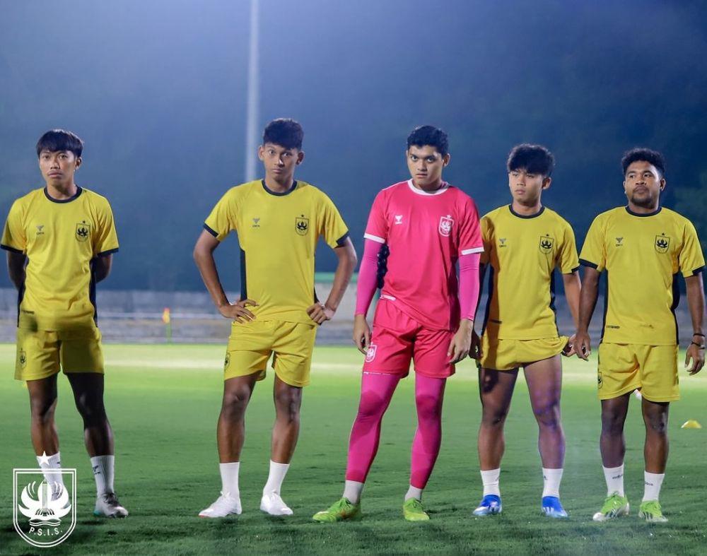 Pemain PSIS Semarang melakukan persiapan jelang latih tanding lawan Persekat Tegal yang akan digelar di Stadion Tri Sanja Tegal, Sabtu (3/8/2024). (Instagram/@psisfcofficial)