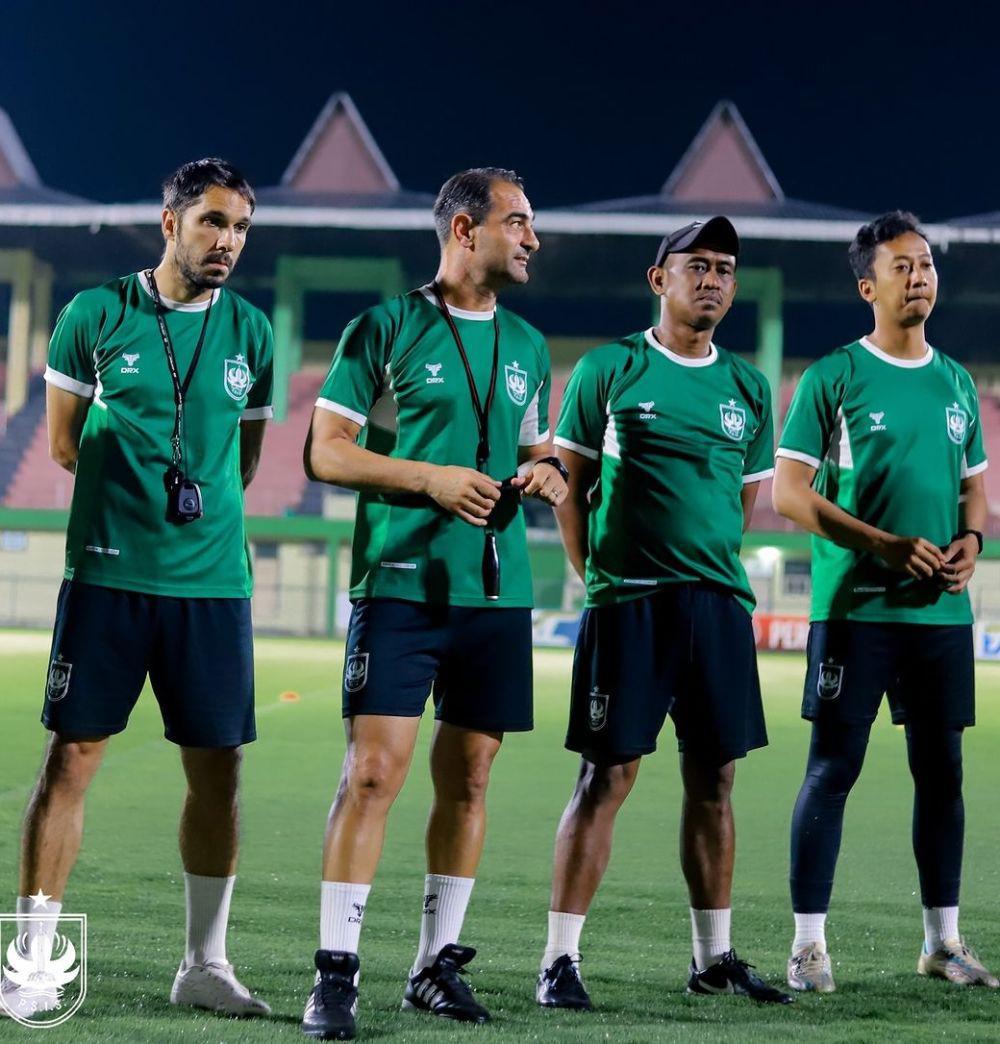 Pemain PSIS Semarang melakukan persiapan jelang latih tanding lawan Persekat Tegal yang akan digelar di Stadion Tri Sanja Tegal, Sabtu (3/8/2024). (Instagram/@psisfcofficial)