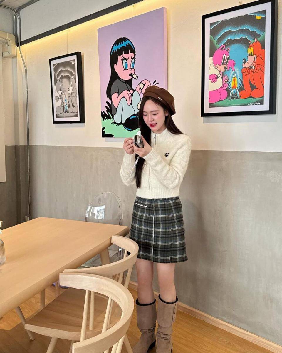 OOTD dengan beret hat ala June Wanwimol (instagram.com/junewanwimol19)
