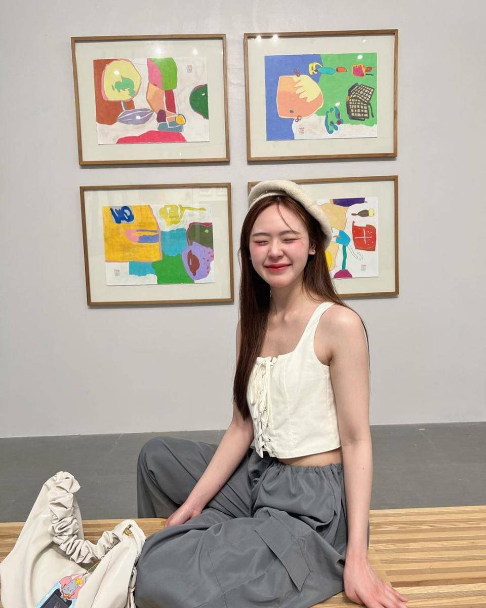 OOTD dengan beret hat ala June Wanwimol (instagram.com/junewanwimol19)