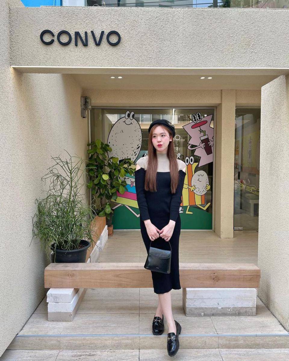 OOTD dengan beret hat ala June Wanwimol (instagram.com/junewanwimol19)